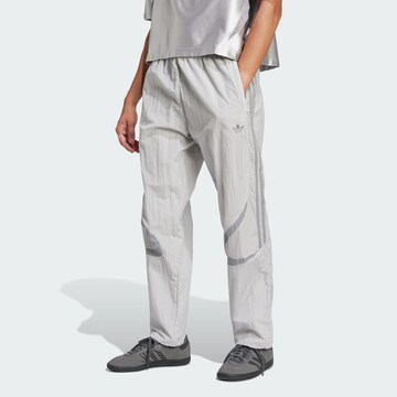 Loosefit Pantaloni 'Adicolor 2000s' di ADIDAS ORIGINALS in grigio: frontale