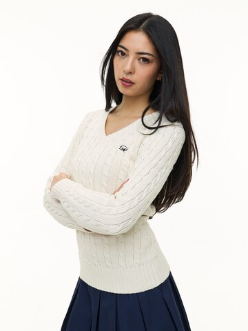 About You x Dani Klieber Sweater in White: front