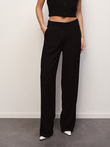 RÆRE by Lorena Rae Regular Панталон с набор 'Brenda' в черно: отпред