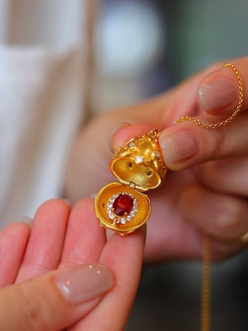 Collana 'Treasure Egg Locket' di LanLivia in rosso