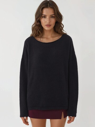 Hiccup Oversized Sweater in Black: front