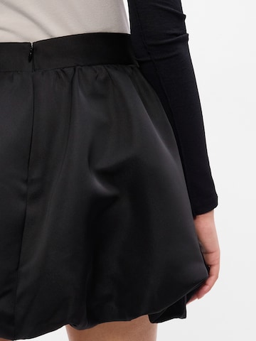 Fustă de la Gina Tricot pe negru