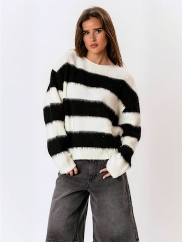 ITS MAY Neulepaita ' Striped ' värissä musta: etupuoli