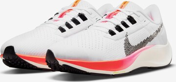 Chaussure de course 'Pegasus 38' NIKE en blanc