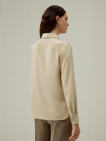 Lilysilk Shirt 'LILYSILK Anmutige Seidenbluse mit Knopfleiste' in Beige