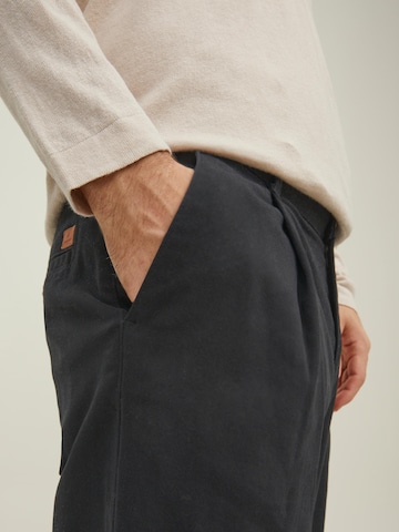 Loosefit Pantaloni con pieghe di JACK & JONES in nero