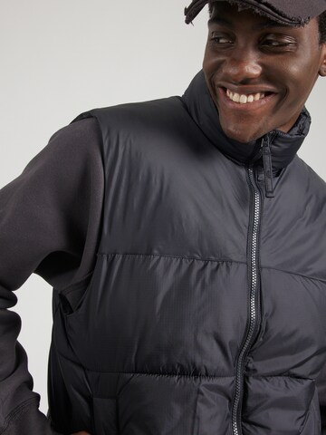 HOLLISTER - Chaleco en negro