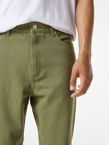 Bershka Normalny krój Jeansy w kolorze zielony