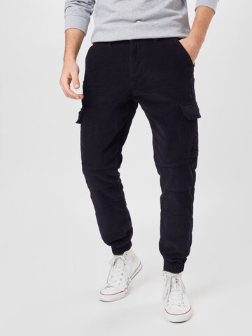 Urban Classics Tapered Cargo Pants in Blue: front