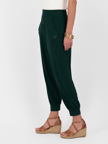 Tapered Pantaloni 'Alana' de la Alife and Kickin pe verde