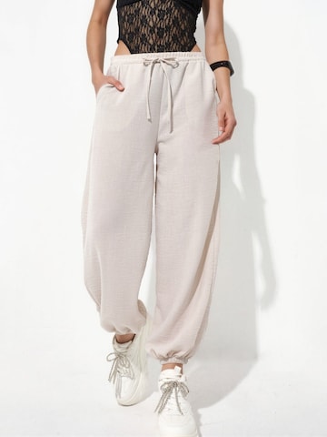 Pantaloni sportivi di Busem in beige: frontale