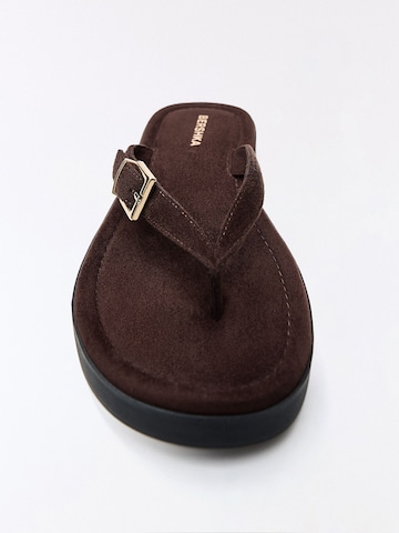 Flip-flops de la Bershka pe maro