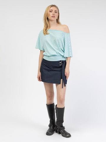 BROKE + SCHÖN Shirt 'Gestreiftes Offshoulder T-Shirt'‌ in Blau