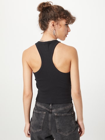 Top de la Abercrombie & Fitch pe negru