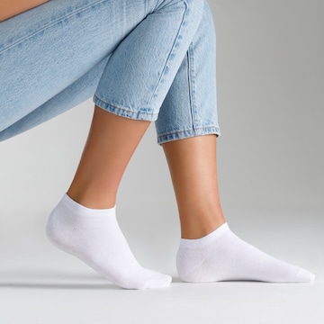 camano Socks in White: front