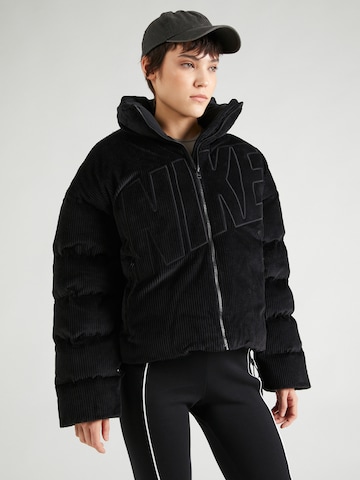 Veste d’hiver 'ESSNTL PRIMA' Nike Sportswear en noir : devant