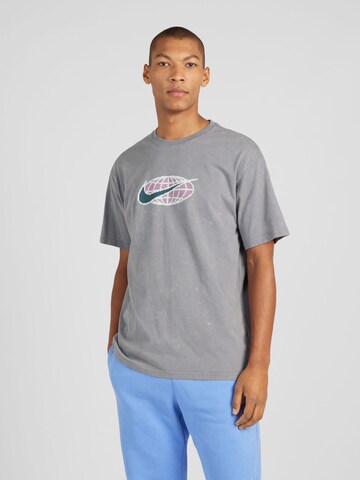 Nike Sportswear - Camisa 'SWOOSH' em cinzento: frente