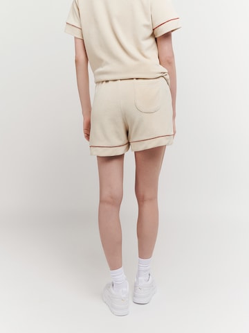 UNFOLLOWED x ABOUT YOU Regular Shorts 'MEMBER' in Beige: zadná strana