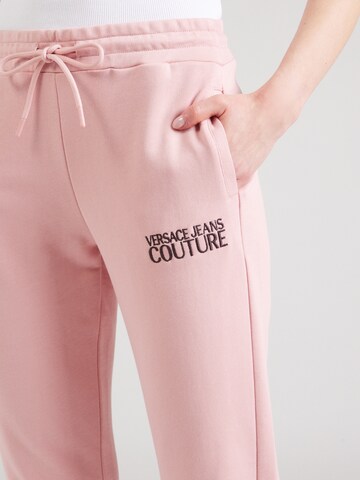Tapered Pantaloni di Versace Jeans Couture in rosa