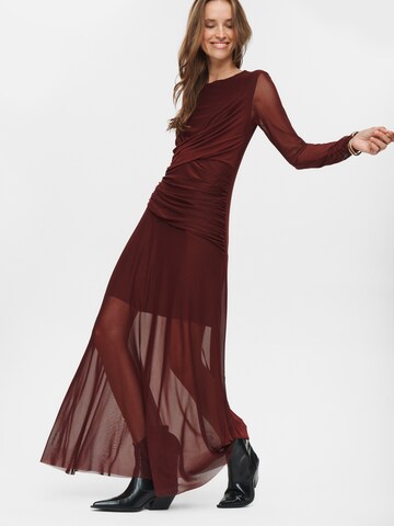 Robe de soirée 'Nucirri' NÜMPH en rouge