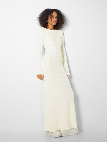 BershkaPletena haljina - bijela boja: prednji dio