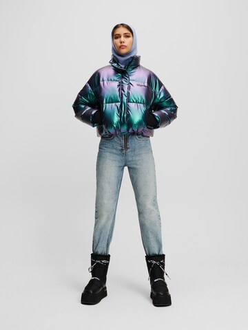KARL LAGERFELD JEANS Prechodná bunda 'Iridescent' - Zelená