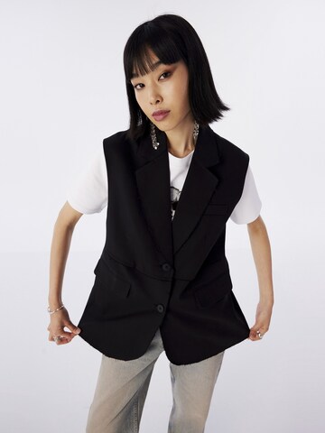 Twist Suit Vest in Black