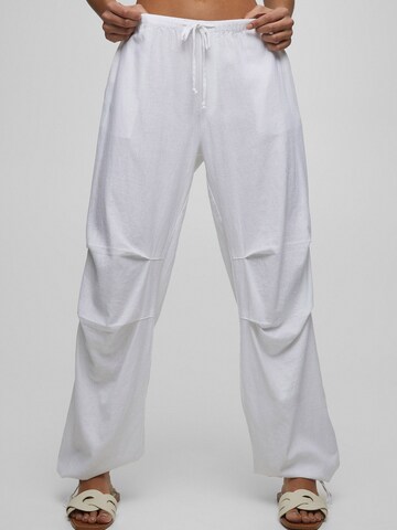 Loosefit Pantalon Pull&Bear en blanc