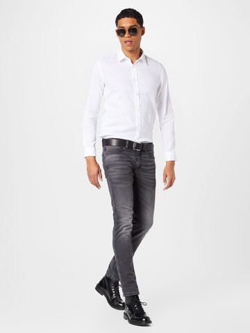 Coupe regular Chemise 'Roger' BOSS Black en blanc