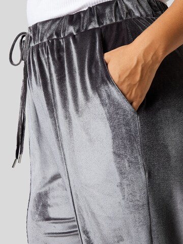 Guido Maria Kretschmer Curvy Regular Trousers 'Rosina' in Grey