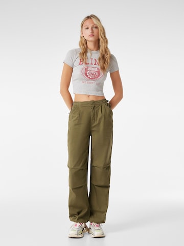 Bershka Normální Kalhoty – zelená