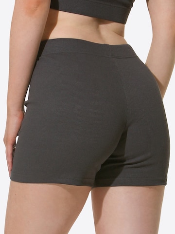 Coupe slim Pantalon Yenita en gris