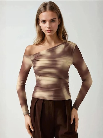 Hiccup Shirt in Braun: Vorderseite