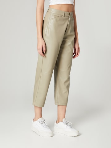 Guido Maria Kretschmer Collection Pants 'Nena' in Green: front