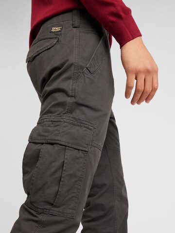 Regular Pantalon cargo Superdry en gris
