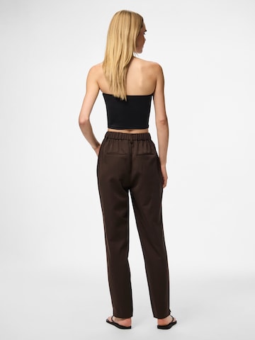 Regular Pantalon à pince 'PCKamil' PIECES en marron