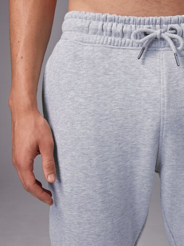 Tapered Pantaloni di Next in grigio