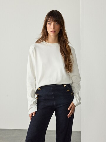 Tricou de la Next pe alb: față