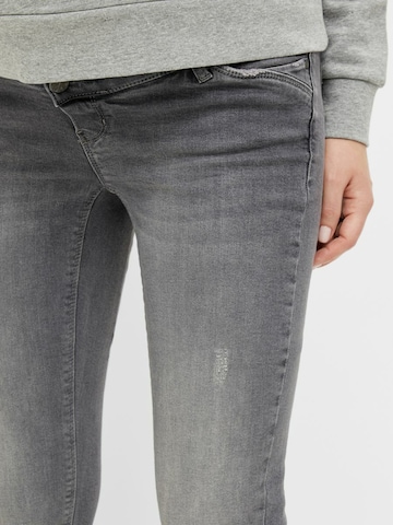 Slimfit Jeans di MAMALICIOUS in grigio