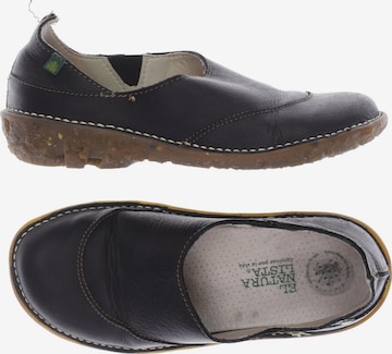 EL NATURALISTA Flats & Loafers in 37 in Black: front