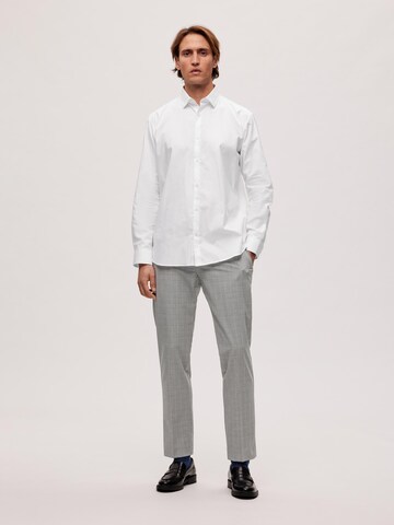 Coupe regular Chemise 'PINPOINT' SELECTED HOMME en blanc
