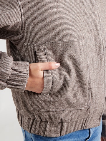 PIECES Преходно яке 'PCRILEY' в кафяво