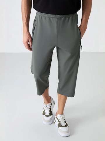 Tommy Life Regular Pants in Grey