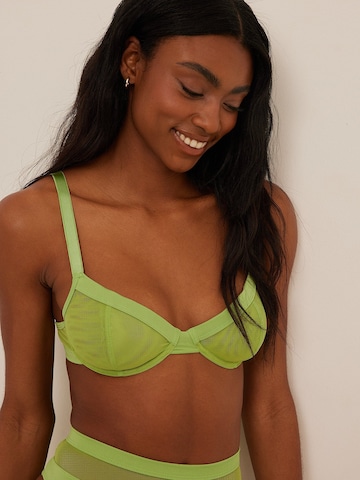 NA-KD T-shirt Bra in Green: front