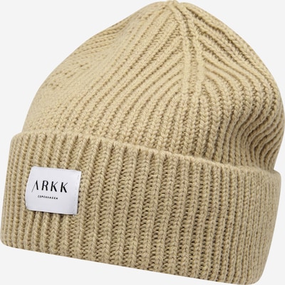 Megzta kepurė iš ARKK Copenhagen, spalva – nebalintos drobės spalva / juoda / natūrali balta, Prekių apžvalga