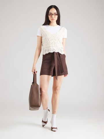 Top brodat de la GUESS pe bej