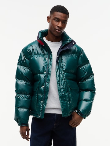 Geacă de iarnă de la Tommy Jeans pe verde: față