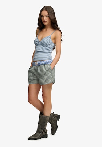 Superdry & Co Loosefit Shorts in Grün