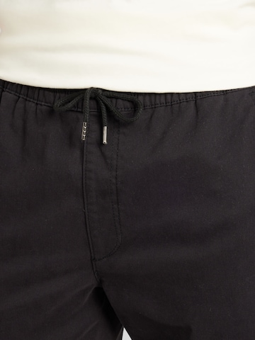 Tapered Pantaloni di JOHN DEVIN in nero