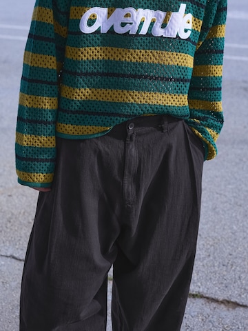 Bershka Baggy Bandplooibroek in Zwart